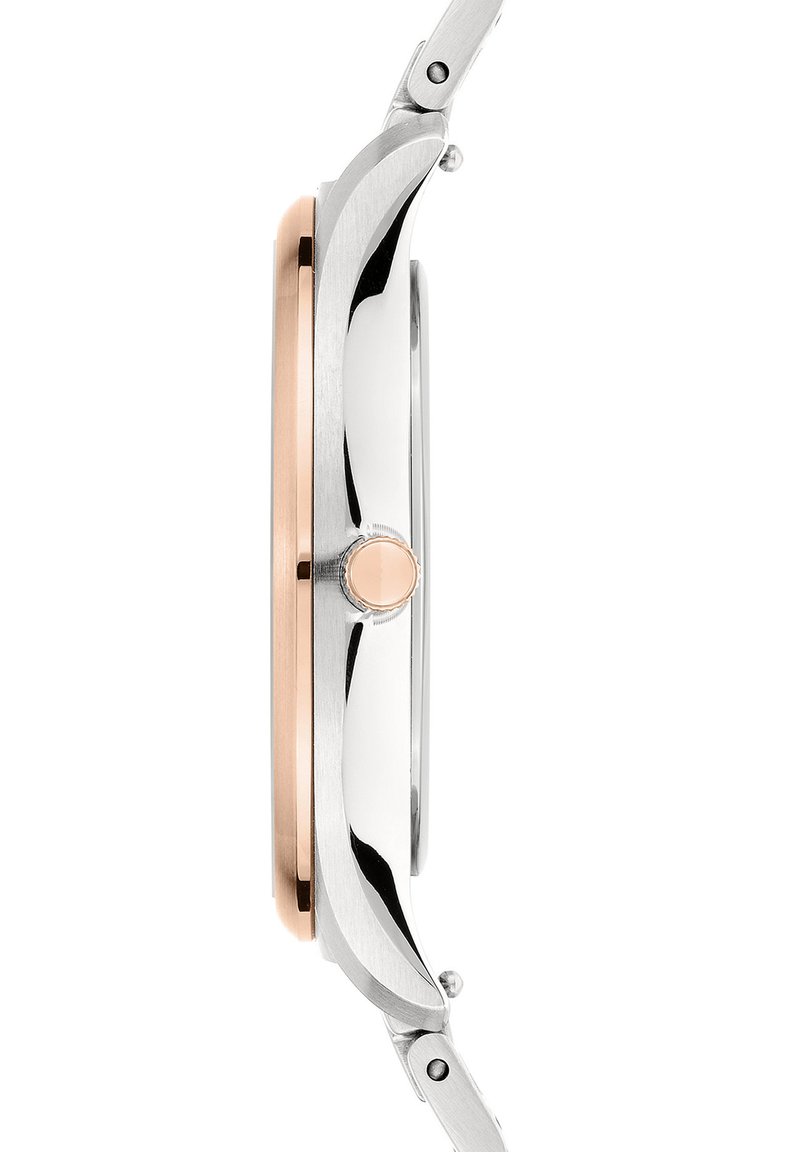 Reloj de metal plateado y oro rosa con una caja lisa y curvada y una corona redonda. La correa se conecta perfectamente a la caja.