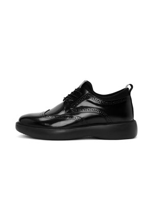 Zapatos de charol negros con detalles perforados, punta redonda, diseño de cordones y una suela gruesa negra para mayor comodidad.
