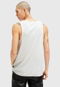 Witte mouwloze tanktop van zachte stof met een ontspannen pasvorm, voorzien van een ronde halslijn en een rechte zoom.