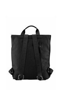 Mochila negra con un diseño estructurado, textura de tela, asa superior, correas ajustables y un bolsillo con cremallera. Presenta una marca en las correas.