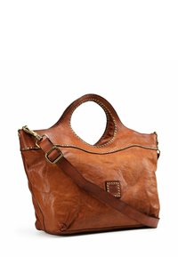 Borsa a mano in pelle marrone con manico rotondo, bordo borchiato, tracolla staccabile e piccolo patch del brand impresso sul davanti.