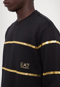 EA7 Emporio Armani TRAIN MONOGRAM - Sportinis megztinis - black/gold