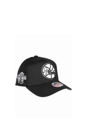 Cappellino da baseball nero con il logo dei Philadelphia 76ers sulla parte anteriore e un giocatore di basket in stile cartone animato sul pannello laterale.