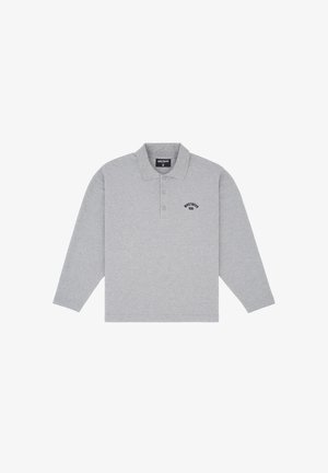 Langärmliges graues Polohemd aus Baumwolle, mit klassischem Kragen, einer Drei-Knopf-Leiste und einem kleinen schwarzen Logo auf der Brust.