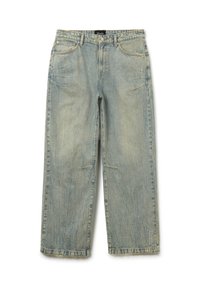 Vaqueros de denim azul claro con un corte relajado, cinco bolsillos y un desgaste sutil. Presenta costuras decorativas y un logo cerca del dobladillo inferior.
