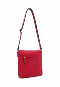 Rote synthetische Umhängetasche mit verstellbarem Riemen, rechteckiger Form, vorderer Reißverschlusstasche und goldfarbenen Metallakzenten.