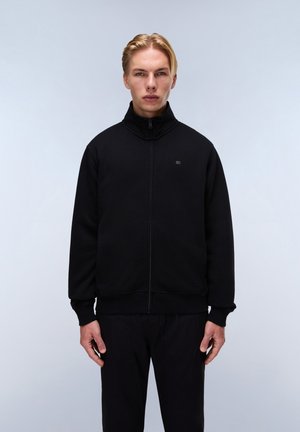 Zwarte zip-up sweatshirt met een hoge kraag, voorzien van een klein logo op de borst en geribde manchetten en zoom. De stof lijkt zacht en gestructureerd.
