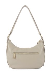 Beige leren handtas van gemiddelde grootte met een gebogen vorm. Heeft een voorvak met rits en een enkele verstelbare riem met gouden accenten.