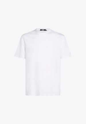 Fehér pamut póló rövid ujjakkal, kerek nyakkivágással, és diszkrét hímzett logóval a mellrészen. Sima textúrájú és laza szabású.