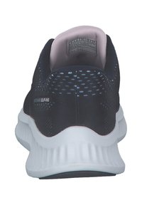 Marinblå slip-on sneakers med andningsbart meshtyg, vadderat inre och vit gummisula. Har subtil logotyp och texturerad design.