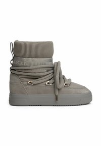 Sneaker alta grigia con girocollo a costine, tomaia in suede e sintetico, punta rotonda, lacci spessi e dettagli in tonalità oro sui fori.