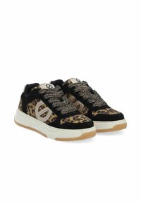 Schwarze und Leopardenmuster-Sneaker verfügen über ein strukturiertes Obermaterial mit metallischen Schnürdetails und einer weißen Gummisohle. Mehrfarbige Akzente sind vorhanden.