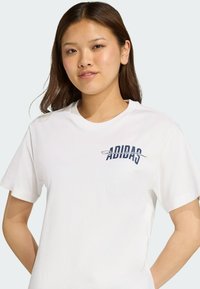 adidas Sportswear COLLEGIATE  - Základné tričko - white