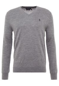 Grå v-ringad tröja med långa ärmar, tillverkad av ett mjukt stickat material. Har en liten logotyp på vänster bröst och ribbade ärmslut och nederkant.