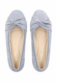 Jasnoniebieskie baleriny zamszowe z ozdobnym supłem z przodu, zaokrąglonym czubkiem oraz beżową skórzaną wkładką z perforacjami.