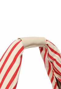 Stribet stofposehåndtag i rød og creme med et glat beige greb, der har en vævet tekstur og dekoreret knudedesign.