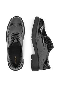 Czarne lakierowane buty skórzane z wzorem typu wingtip, misternym przeszyciem i grubą gumową podeszwą. Oferują okrągły nosek i sznurowane zapięcie.