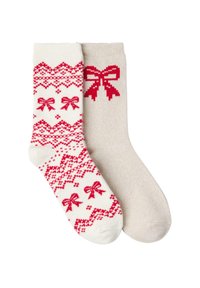 Skarpety dziewiarskie, jedna biała z czerwonymi wzorami w kokardy, druga jasnobeżowa z grafiką czerwonej kokardy, miękka tekstura, ściągacze, przytulny design.