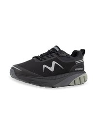 Chaussures de sport noires avec une tige en textile, semelle en caoutchouc, accents grijs prononcés et un design de semelle intermédiaire offrant un bon soutien.