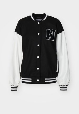 Veste de style universitaire noir et blanc avec un tissu doux, des boutons-pression, des poignets côtelés et un grand "N" brodé sur la poitrine.