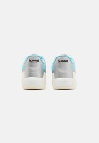 Sneakers da uomo con una tomaia sintetica argento, accenti blu e un tallone testurizzato. Presentano una suola in gomma bianca e un logo sul retro.