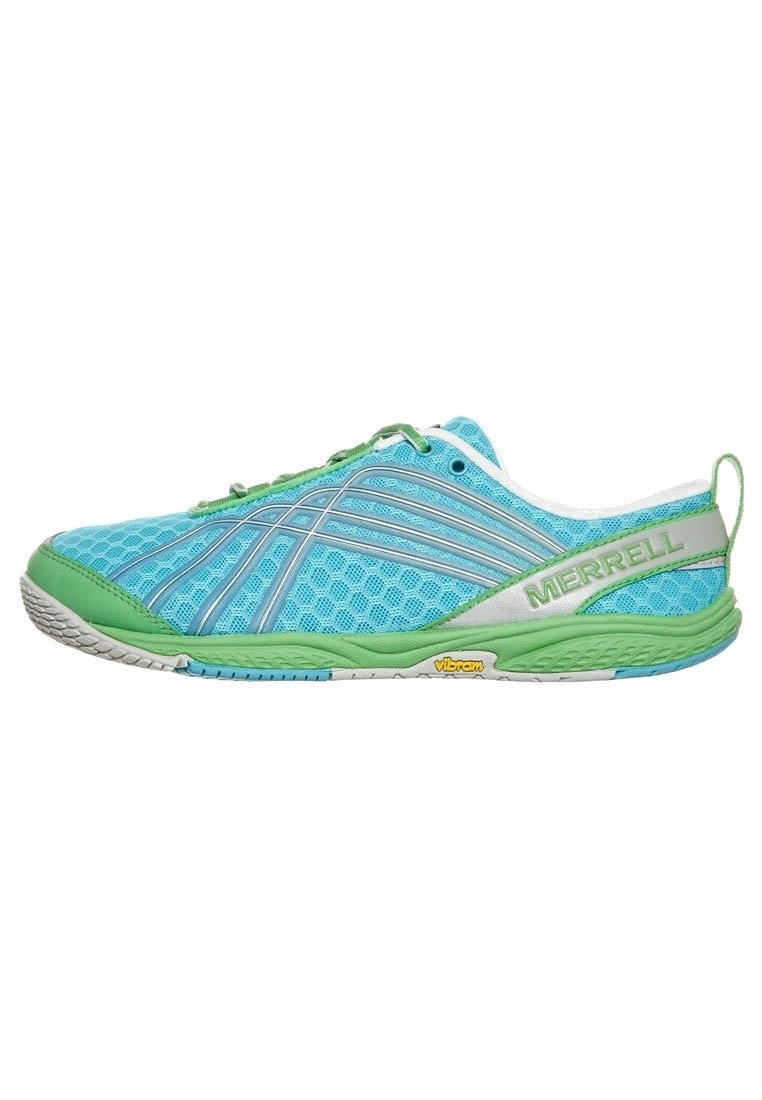 Zapatillas deportivas ligeras en malla azul con acentos verdes. Las características incluyen una suela texturizada y una destacada marca "Merrell" en el lateral.