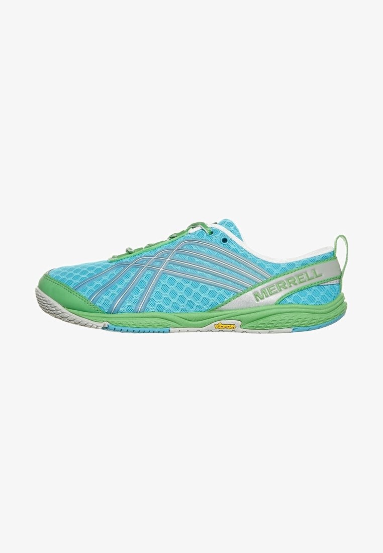 Zapatillas deportivas ligeras en malla azul con acentos verdes. Las características incluyen una suela texturizada y una destacada marca "Merrell" en el lateral.