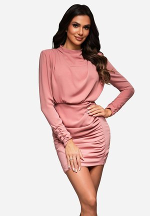 Robe mini rose avec des manches longues, des détails froncés sur le côté et un col haut. Fabriquée en tissu lisse et doux avec une silhouette ajustée.