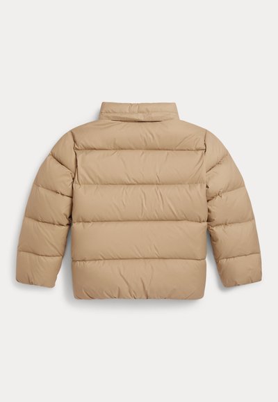 Beige dunjakke med kviltet design og horisontale striper, høy krage og lange ermer. Glatt tekstur og lett materiale.