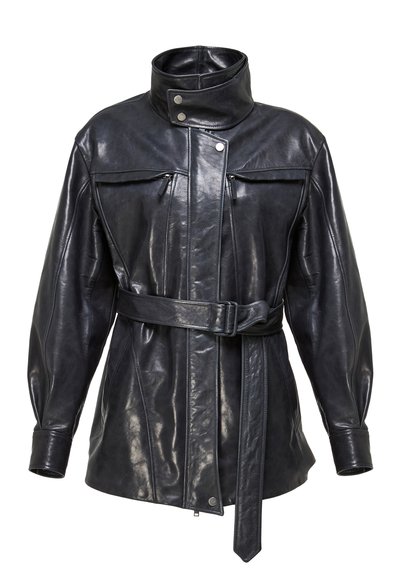 Zwarte leren jas met riem, hoge kraag met drukknopen, ritssluitingen op de borstzakken en lange mouwen op een witte achtergrond.