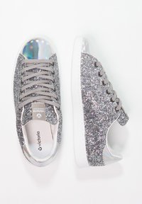 Baskets grises scintillantes avec des embouts en plastique irisé, dessus texturé, semelles en caoutchouc blanches et lacets gris assortis.