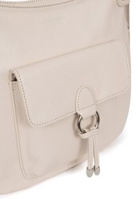 Borsa a mano in pelle beige con una finitura testurizzata, caratterizzata da una tasca anteriore con pattina, un anello in metallo rotondo e dettagli con cinturino.