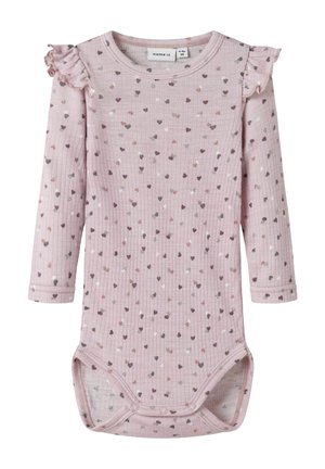 Body rosa chiaro a maniche lunghe con texture a coste e piccoli motivi a forma di cuore in tonalità di grigio, bianco e malva. Dettaglio arricciato sulle spalle.