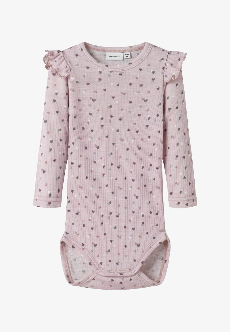 Bodysuit long à manches roses claires avec une texture côtelée et de petits motifs en forme de cœur dans des teintes de gris, blanc et mauve. Détail froncé aux épaules.