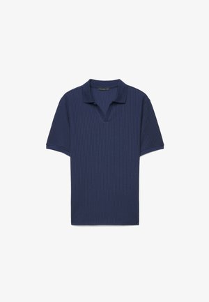 Polo bleu marine à manches courtes avec un subtil côtelé vertical et un col ouvert décontracté, posé à plat sur un fond blanc.