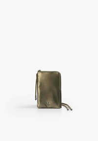 Portafoglio verde oliva con zip realizzato in materiale liscio, con un emblema a forma di teschio, due cordini laterali e un design rettangolare elegante.