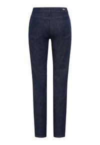 Jean en denim bleu foncé avec deux poches arrière et une petite étiquette "Brax" sur la ceinture, vu de dos.