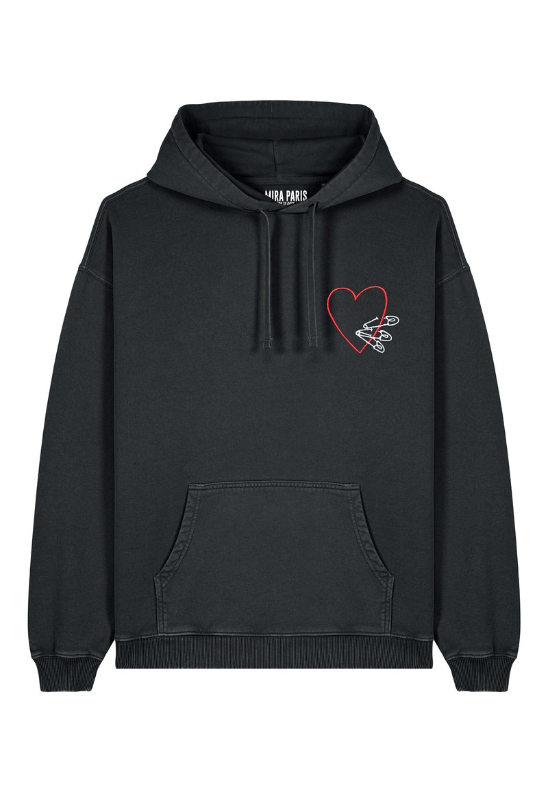 Sweat à capuche noir avec une poche avant, affichant un design de cœur rouge et des épingles de sûreté, fabriqué en coton, au texture douce, coupe standard.