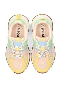 Sneaker dai colori pastello con tomaia in rete, caratterizzati da accenti rosa, giallo, verde e blu, lacci bianchi e una suola in gomma testurizzata.