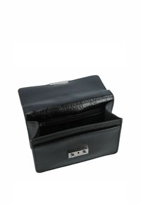 Portefeuille en cuir noir avec une finition texturée, doté d'un fermoir en argent et de plusieurs compartiments, y compris une poche zippée et des fentes pour cartes.