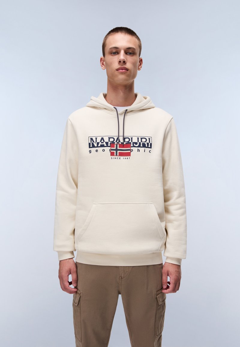 Sudadera crema con bolsillo canguro, capucha con cordón y un estampado gráfico con "NAPAPIJRI" y una bandera noruega. Material suave, corte relajado.