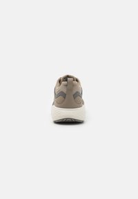 Herrskor i sneakersstil med en beige syntetisk ovandel och grå detaljer, rund tå, texturerad, vadderad krage och en vit, mönstrad gummisula.