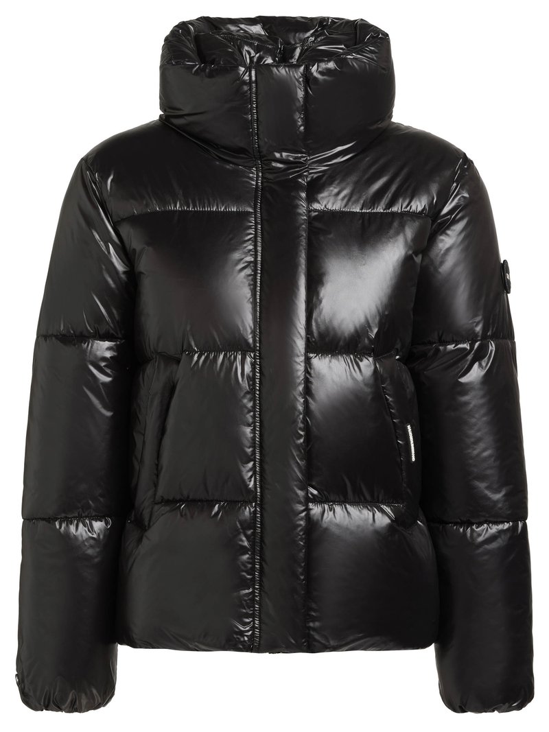 Sort dunjakke med blank finish, høj krave og quiltet design. Indeholder lynlåslomme og elastiske manchetter.