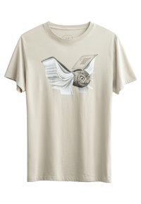 Beige katoenen t-shirt met een grafische afbeelding van een vliegende uil met open boekvleugels, gedetailleerd in zwart-wit met expressieve ogen.