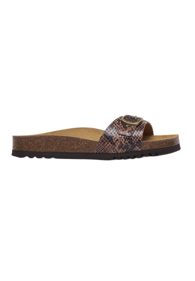 Sandale à semelle en liège courbe avec imprimé serpent brun, un footbed lisse et une large sangle supérieure ornée d'un motif texturé et d'un matériel subtil.