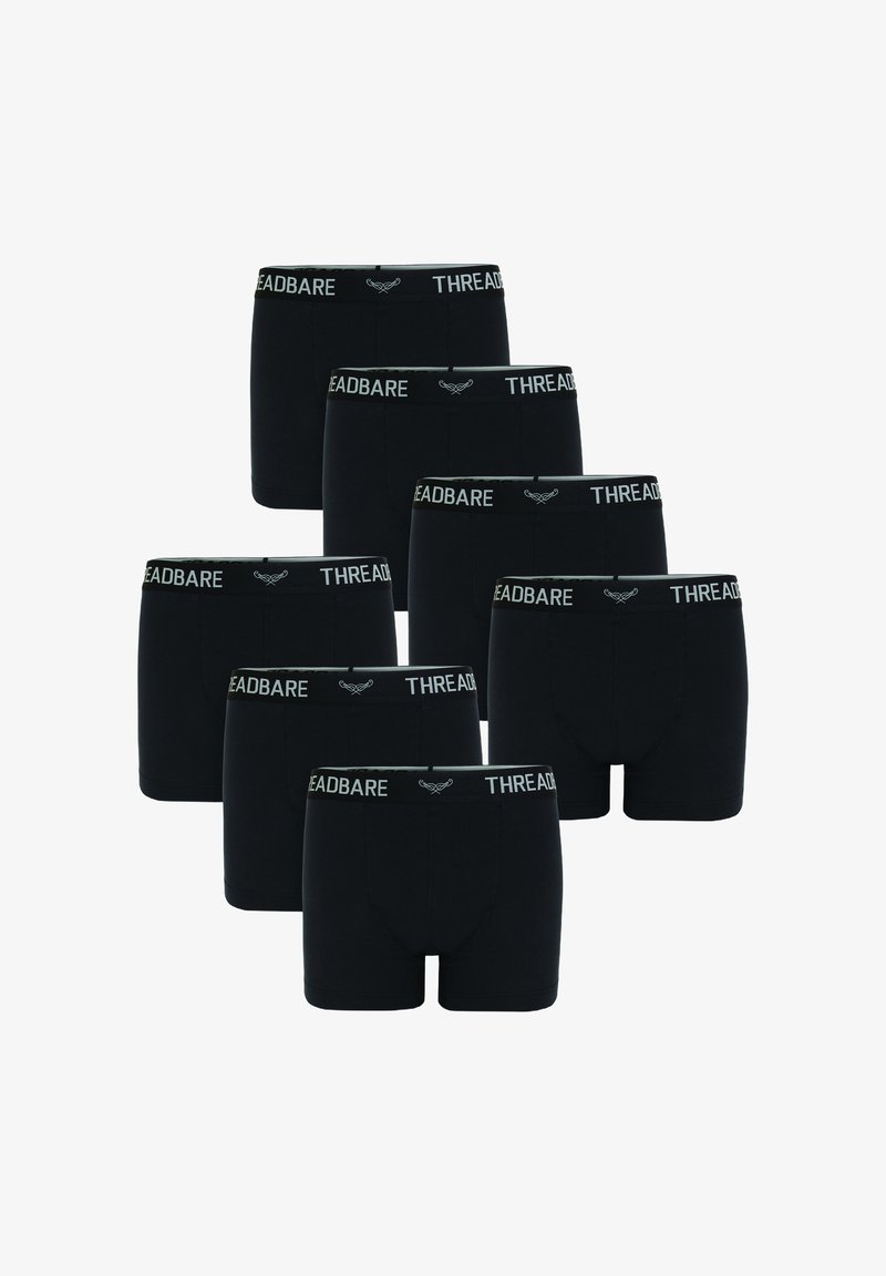 Czarne bokserki z elastycznym pasem w talii ozdobionym logo "THREADBARE". Siedem par ułożonych w stos. Miękka tekstura materiału.