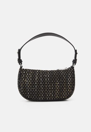 Borsa intrecciata nera e dorata con forma curvata, superficie testurizzata e una corta tracolla in pelle, con accenti metallici e chiusura a zip.