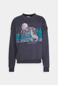 Ciemnoszara bluza z okrągłym dekoltem, z kolorową grafiką wilka i gór na tle nocnego nieba z drzewami.