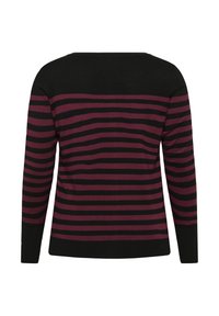 Pull rayé noir et bordeaux avec un col rond, des manches longues et une texture douce, présentant des rayures horizontales audacieuses.