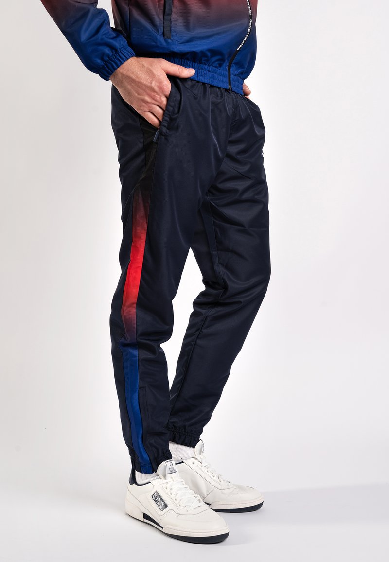 Herren Trainingsanzüge | Sergio Tacchini SFUMATA TRAININGSANZUG Trainingsanzug navy/red/royal - UF34094 Herren Trainingsanzüge | Sergio Tacchini SFUMATA TRAININGSANZUG Trainingsanzug navy/red/royal - UF34094